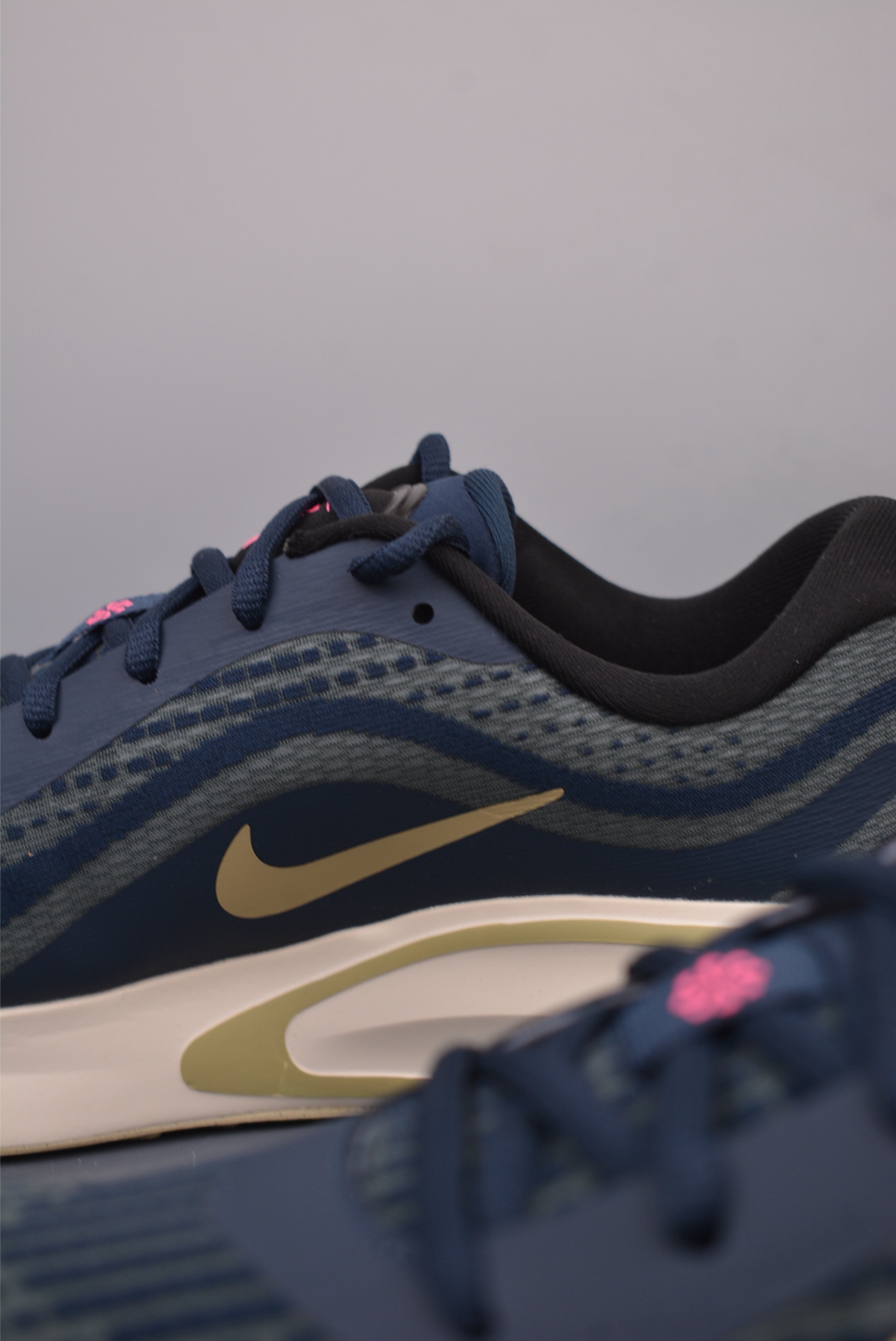 Nike Journey Run Dark Black Gold Hook Pink