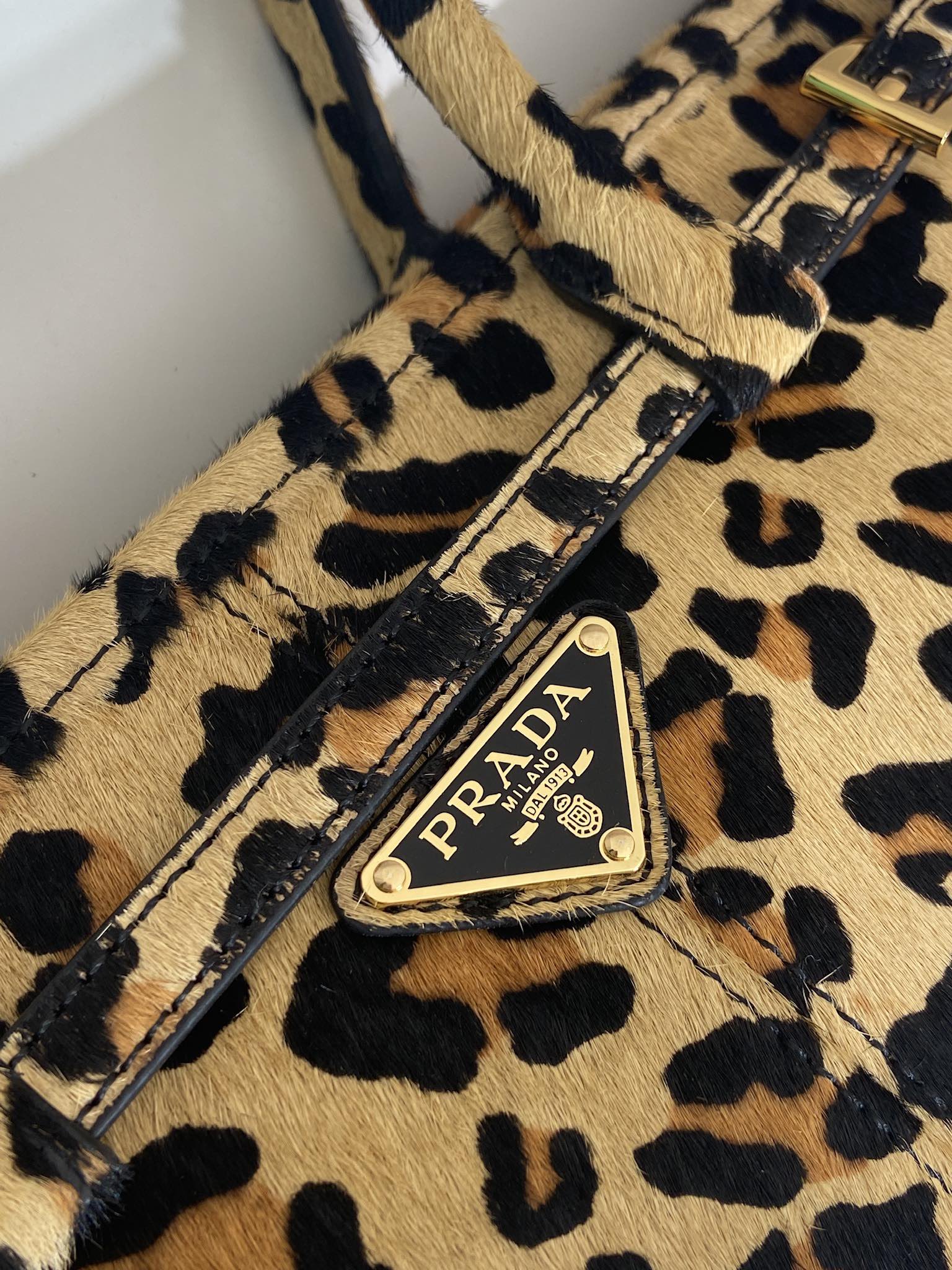 Prada lussolf handbag 1BA426