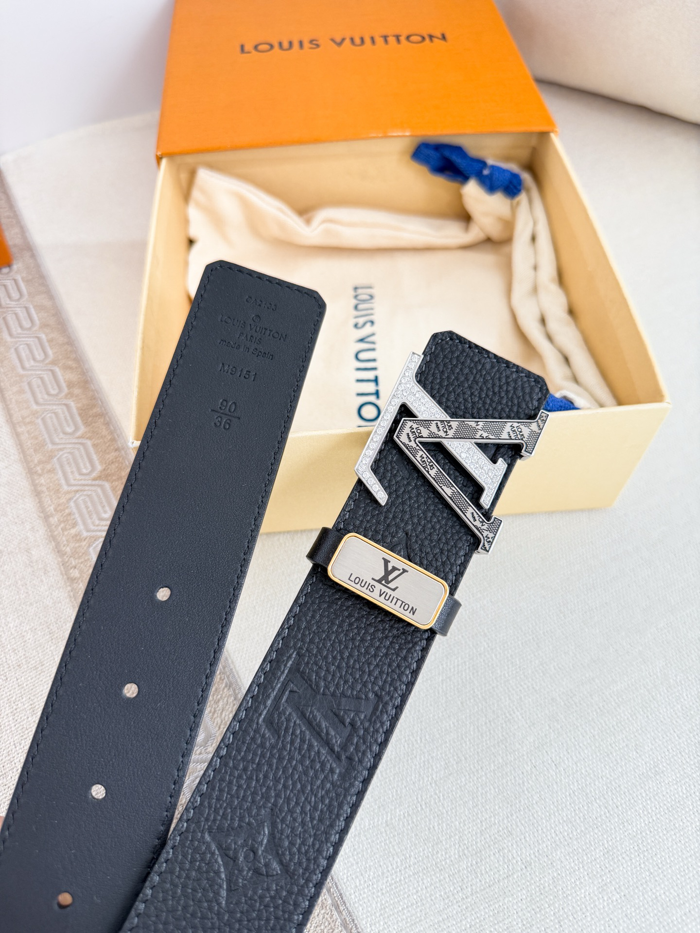 Louis Vuitton diamond-studded buckle embossed cowhide men's belt, 3.8cm wide