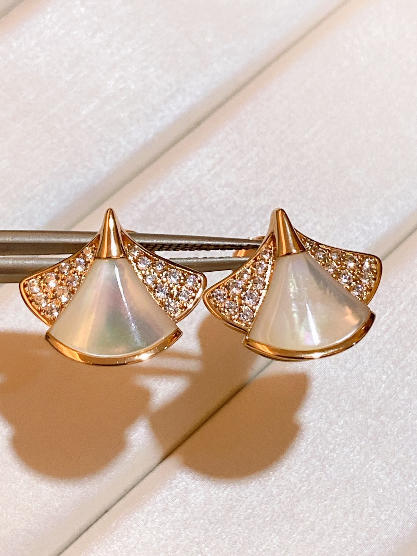 Bulgari diva white mother-of-pearl earrings