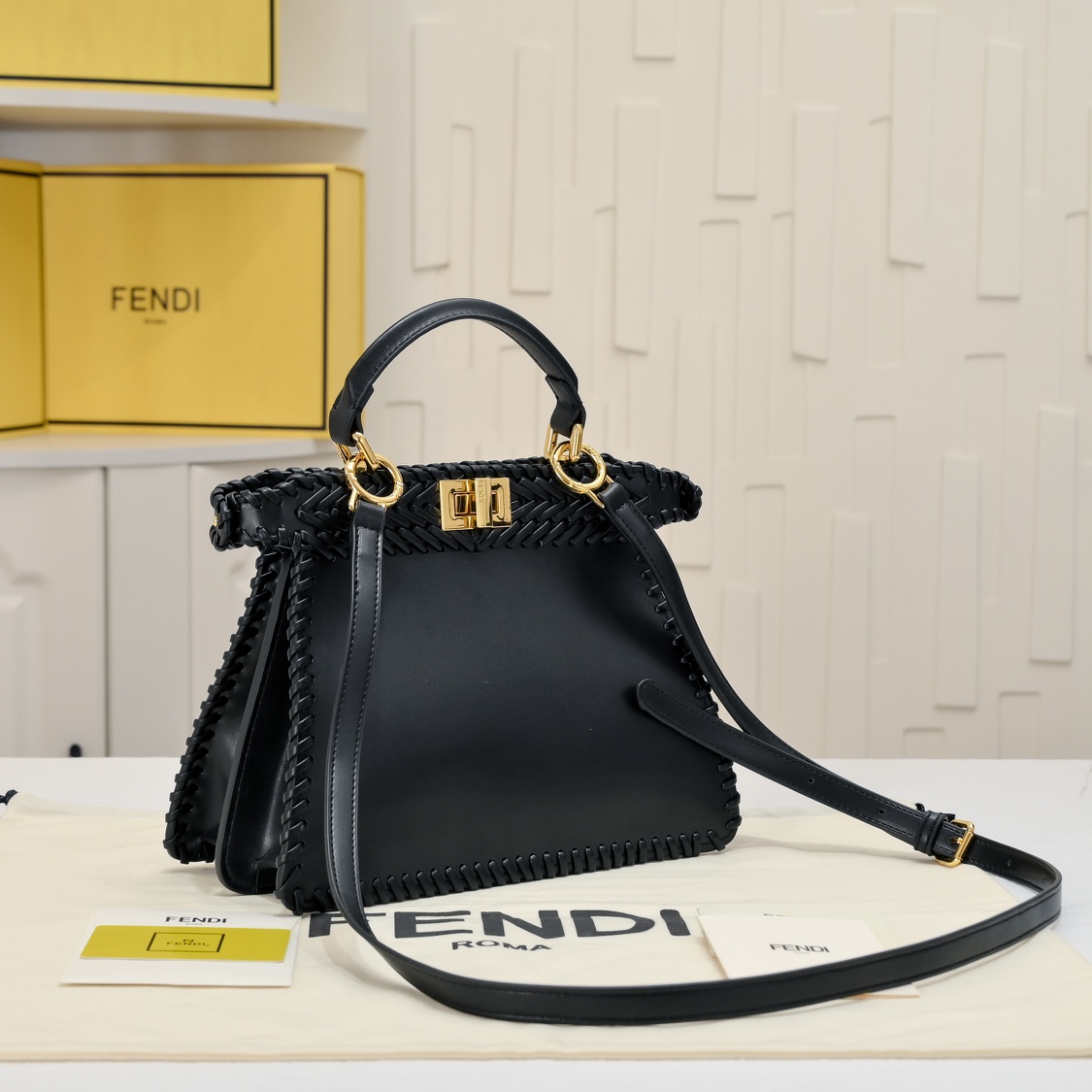FENDI BAGUETTE Medium Handbag 3318