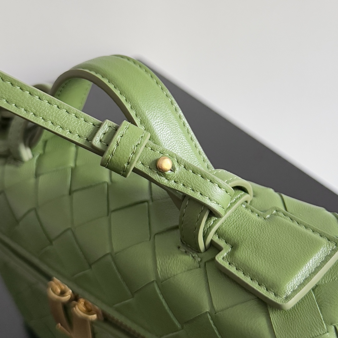 Bottega Veneta 2024 Woven Zippered Baguette Bag 789109