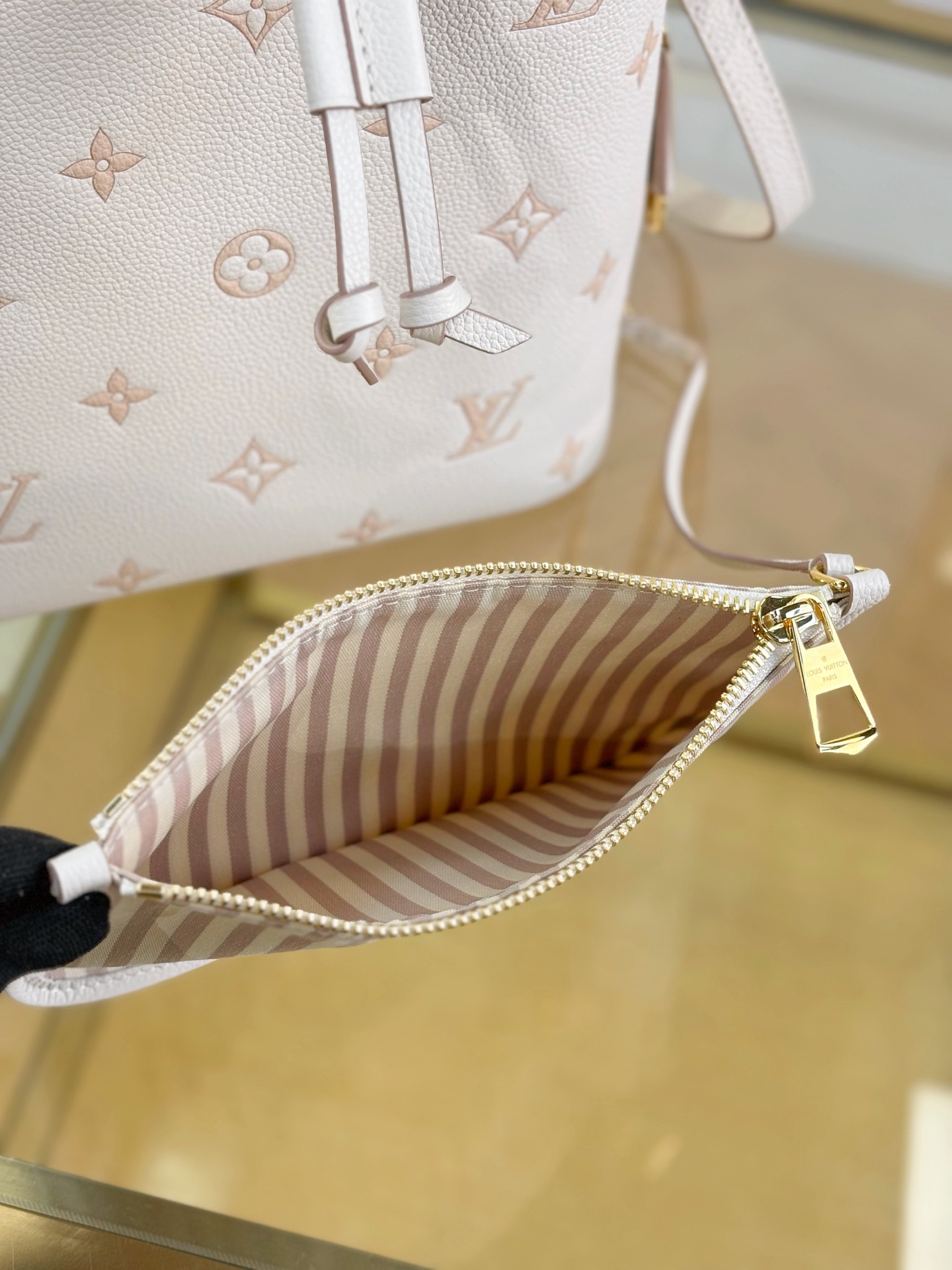 Louis Vuitton NÉONOÉ Medium Handbag M14401