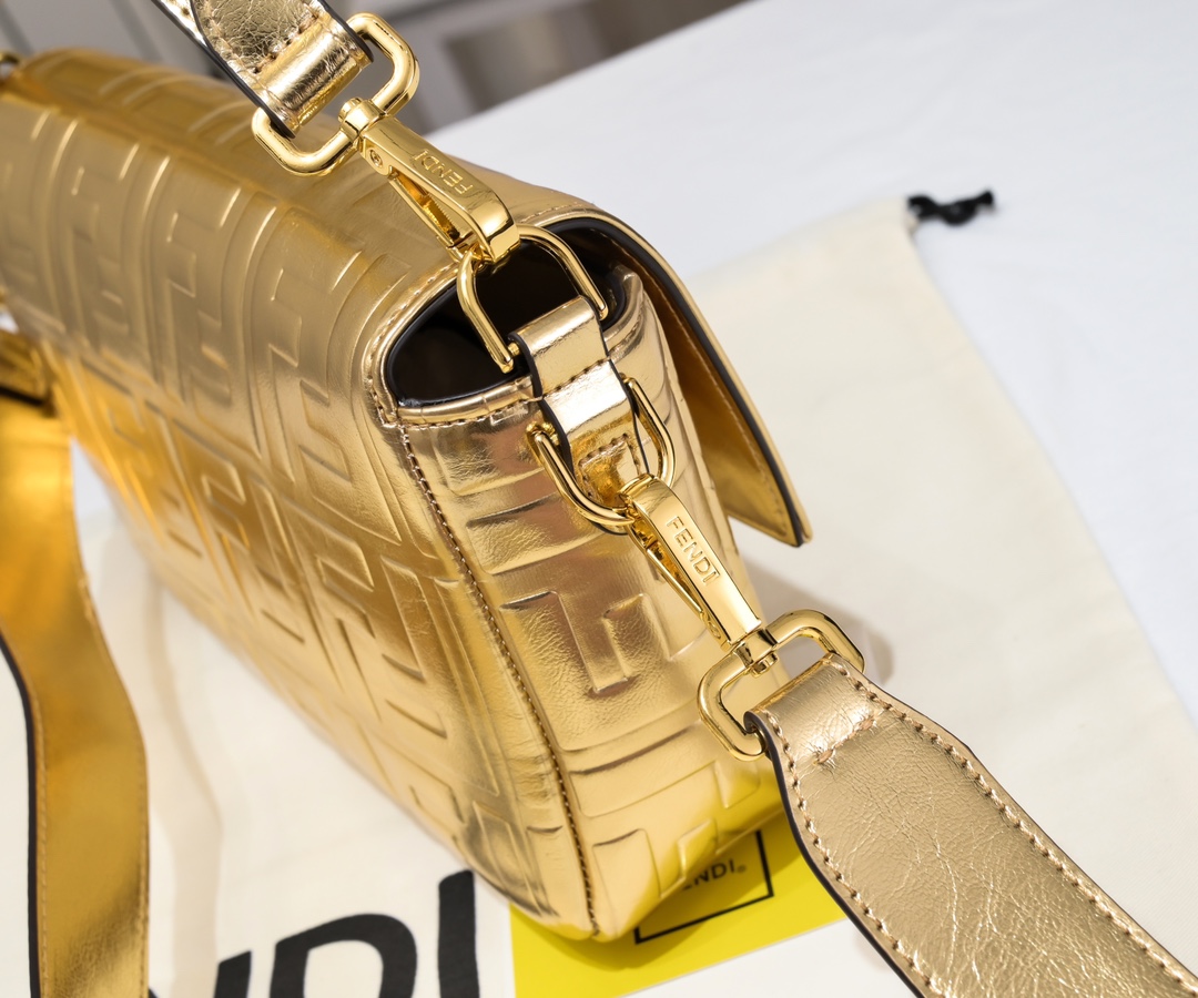 FENDI BAGUETTE handbag 6608