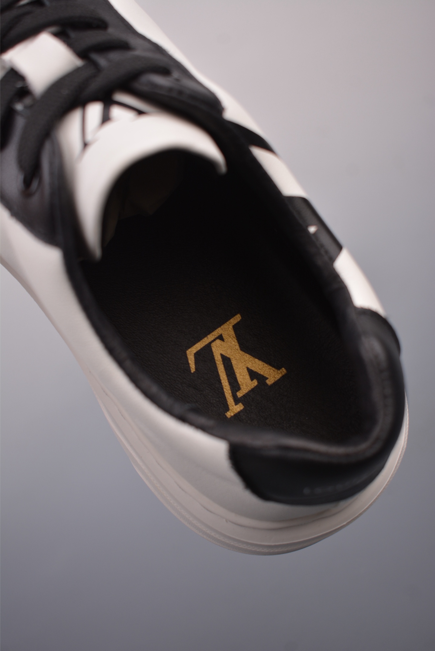 Louis Vuitton sneakers black and white 51BCOLORE