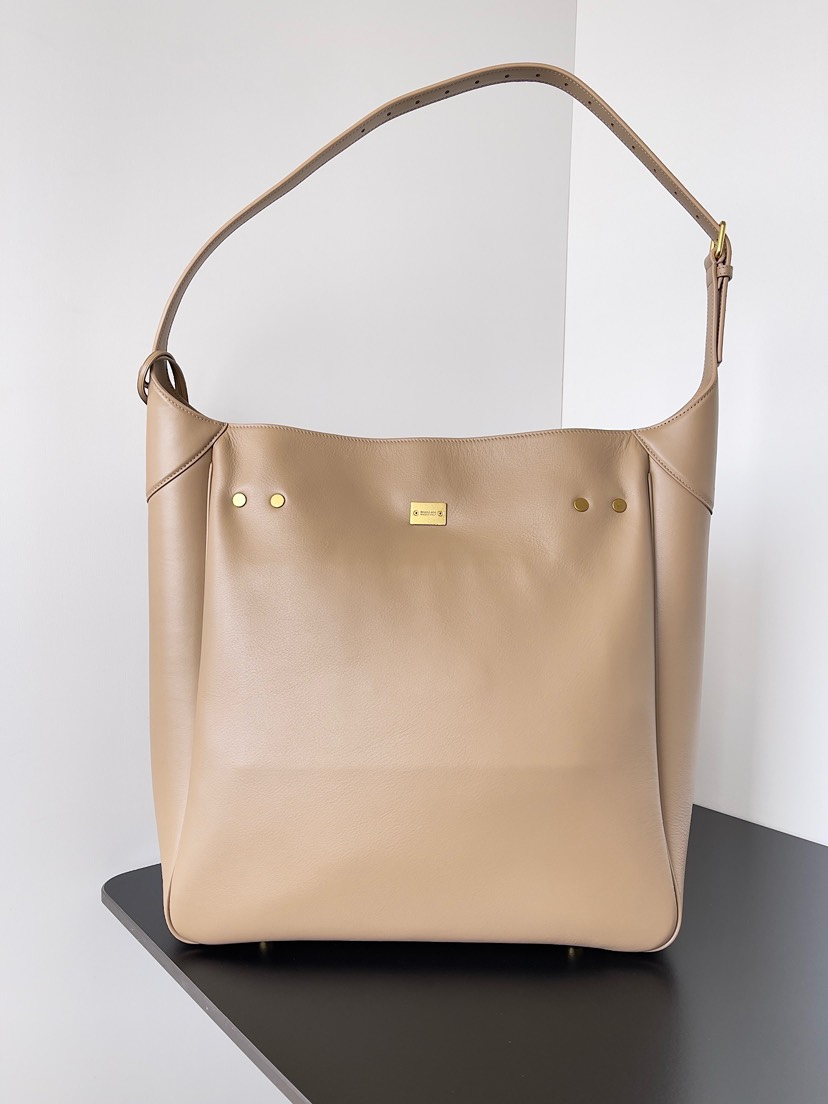 Balenciaga Winter 2024 Collection Bel Air Hobo