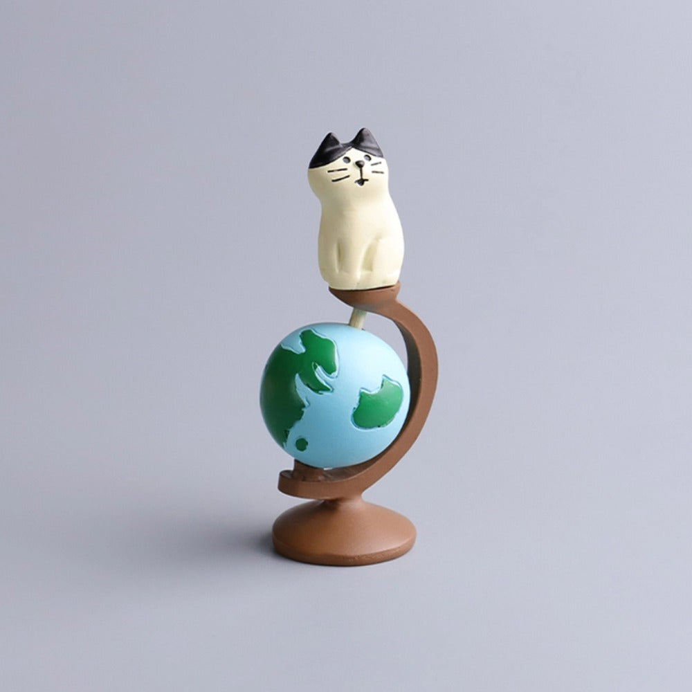Traveling cat desktop ornaments