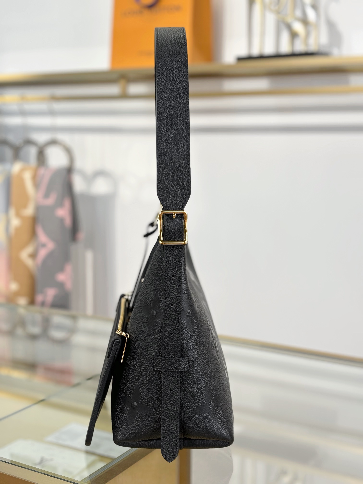 Louis Vuitton CARRYALL Small Handbag M46288