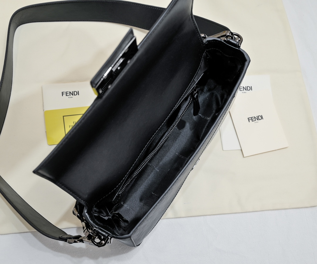 FENDI Baguette handbag 8956