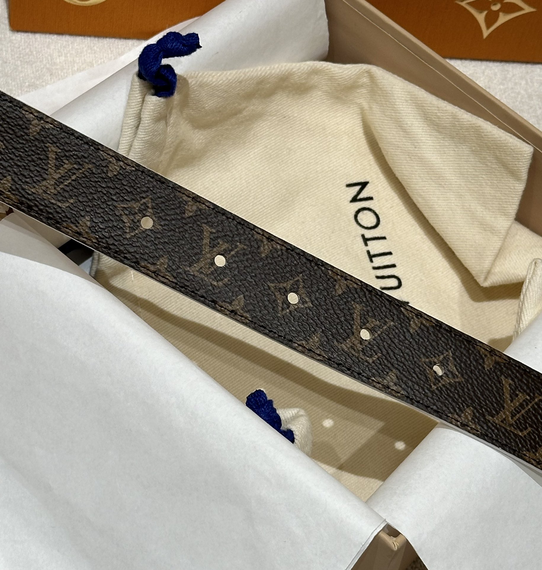Louis Vuitton embossed double-faced cowhide belt, 3cm wide