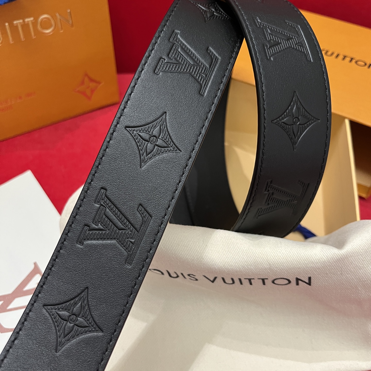 Louis Vuitton embossed leather men's belt, 4cm wide