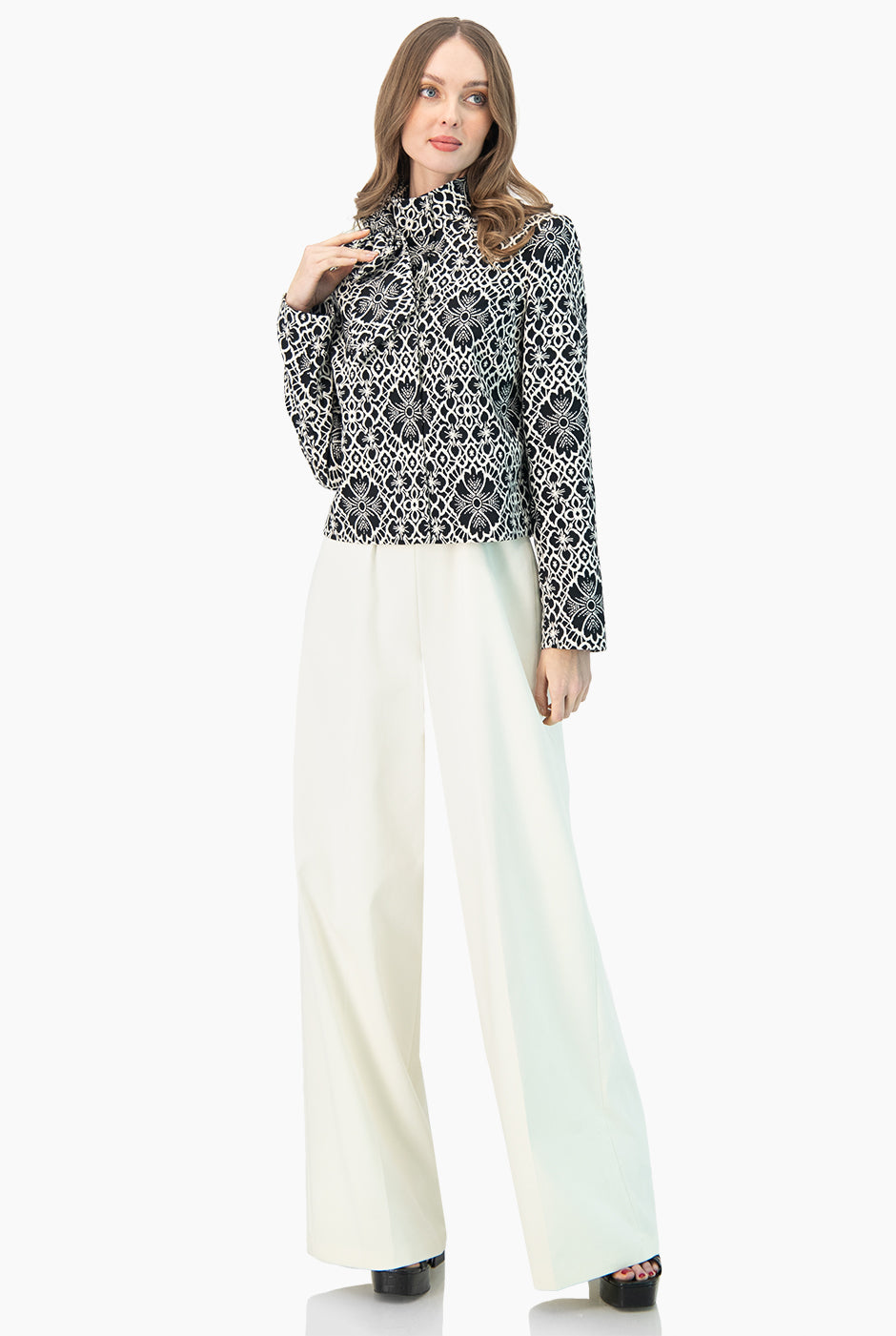 Trench corto con broches