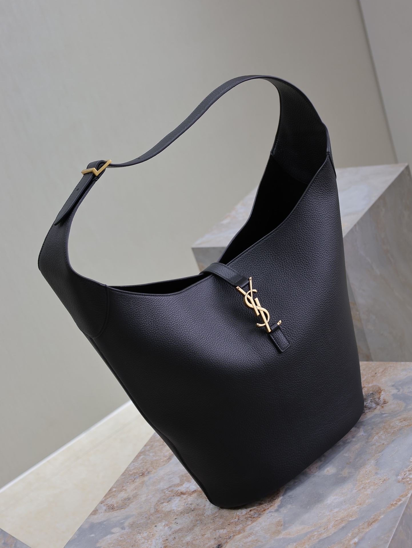 Yves Saint Laurent LE 5À7 Large Bucket Underarm Bag 753823