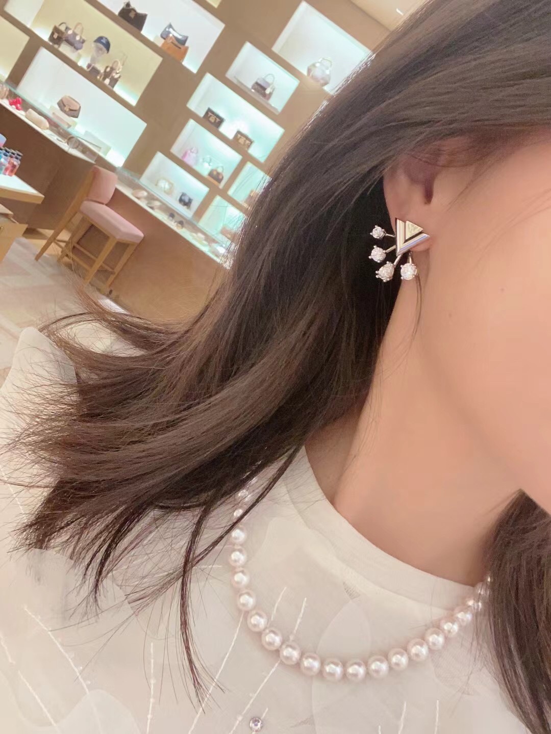 Louis Vuitton Letter V Rhinestone Four-claw Earrings