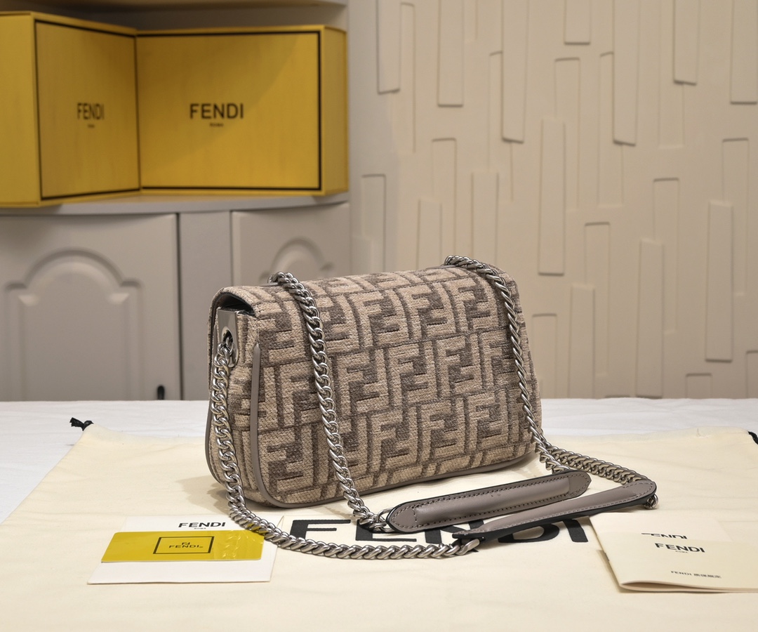 FENDI conic Baquette chain bag 6601