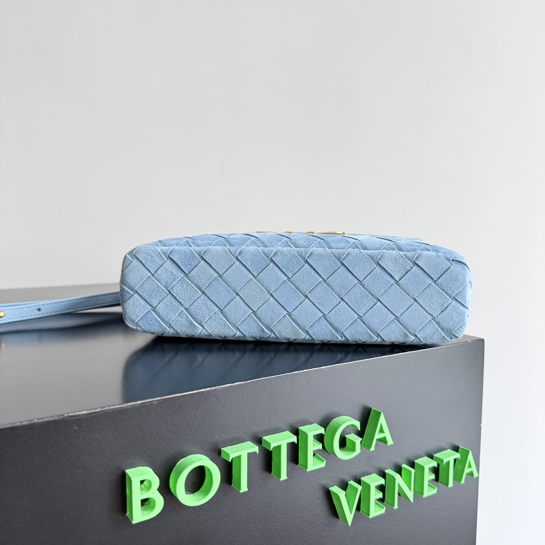 Bottega Veneta 2024 Woven Zippered Baguette Bag 789109