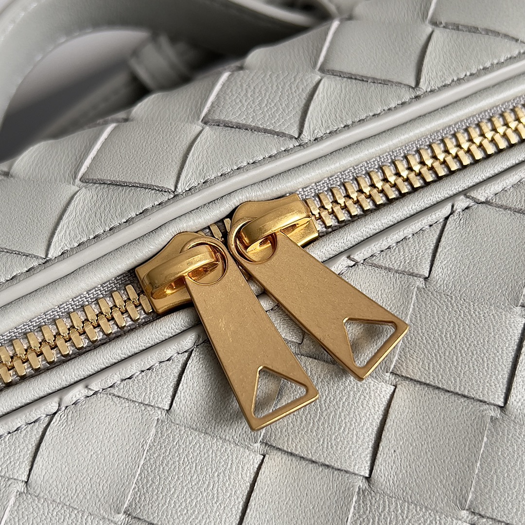 Bottega Veneta 2024 Woven Zippered Baguette Bag 789109
