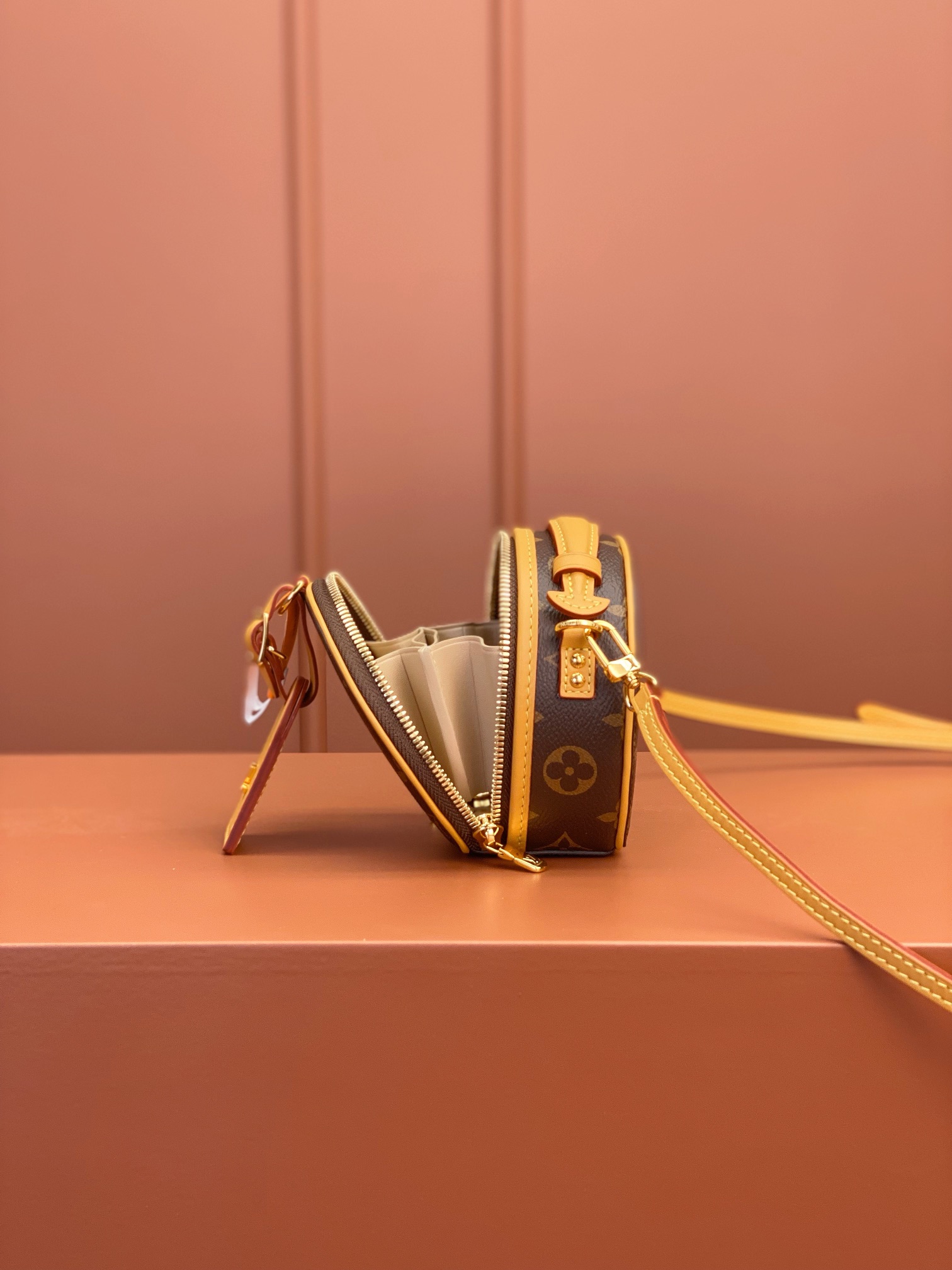 Louis Vuitton BOITE CHAPEAU Mini Bag M44699