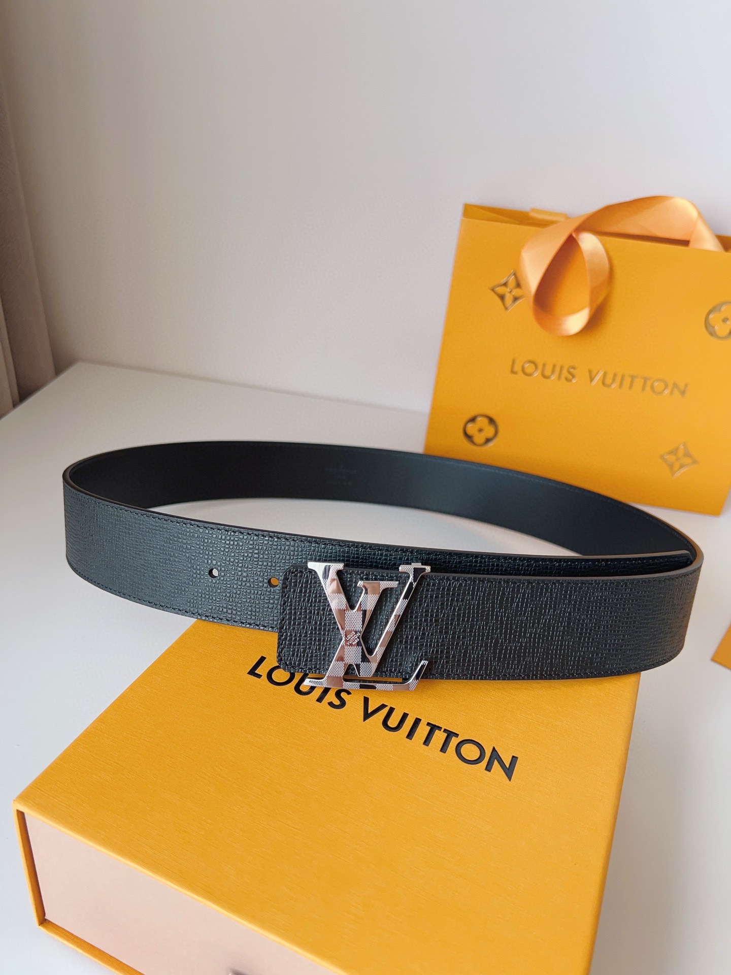 Louis Vuitton engraved buckle men's belt, 4cm wide