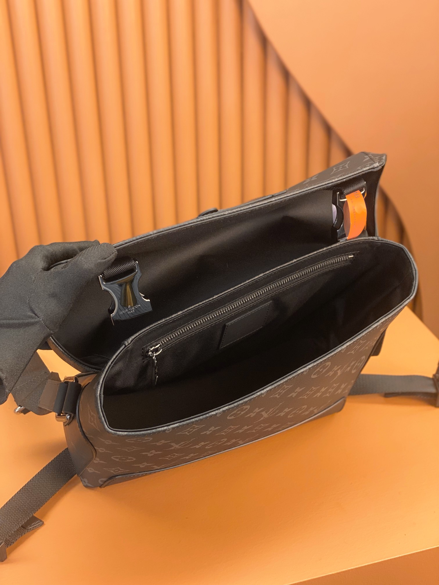 Louis Vuitton VOYAGER Small Messenger Bag M40511