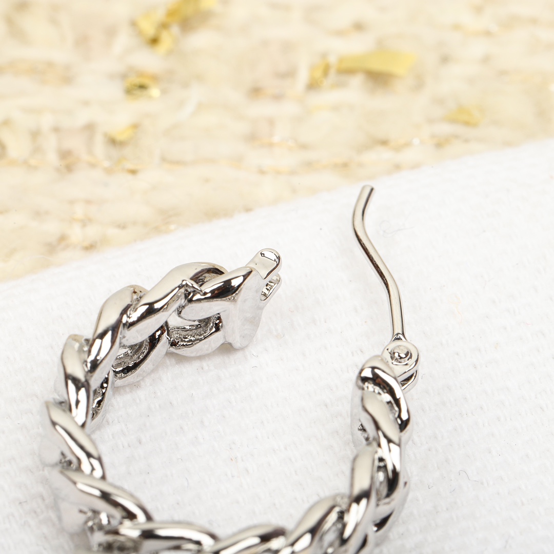 Dior chain diamond font earrings
