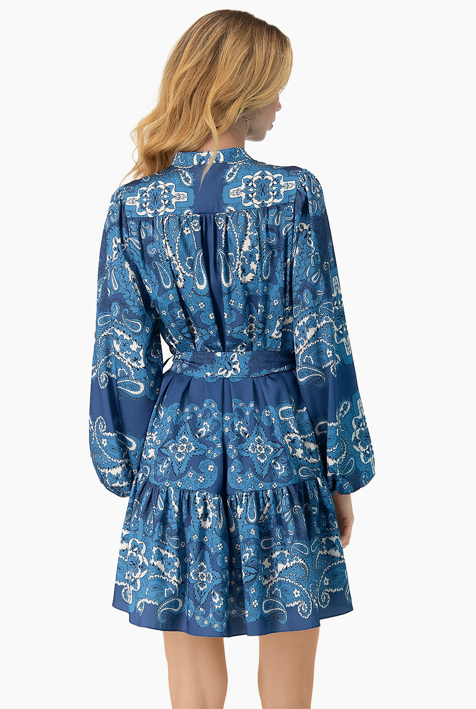 Vestido corto estampado con cinta