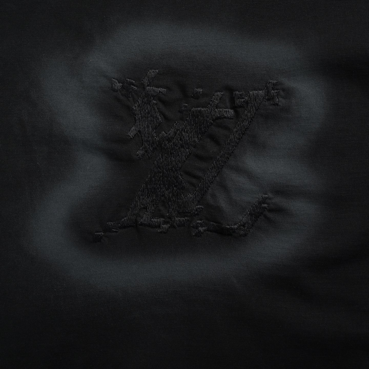 Louis Vuitton short-sleeved shirt with hand-painted embroidered logo on the chest