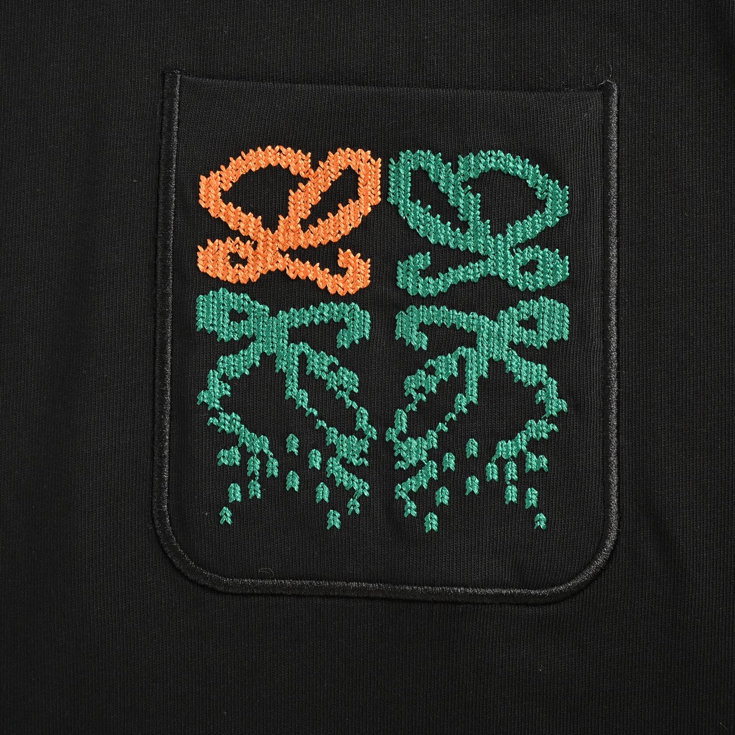 Loewe 25ss short sleeve with contrasting logo embroidery on pockets