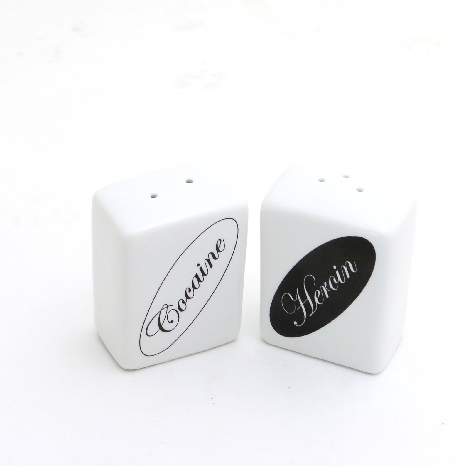 Funny salt and pepper shakers | Jaw-dropping gift