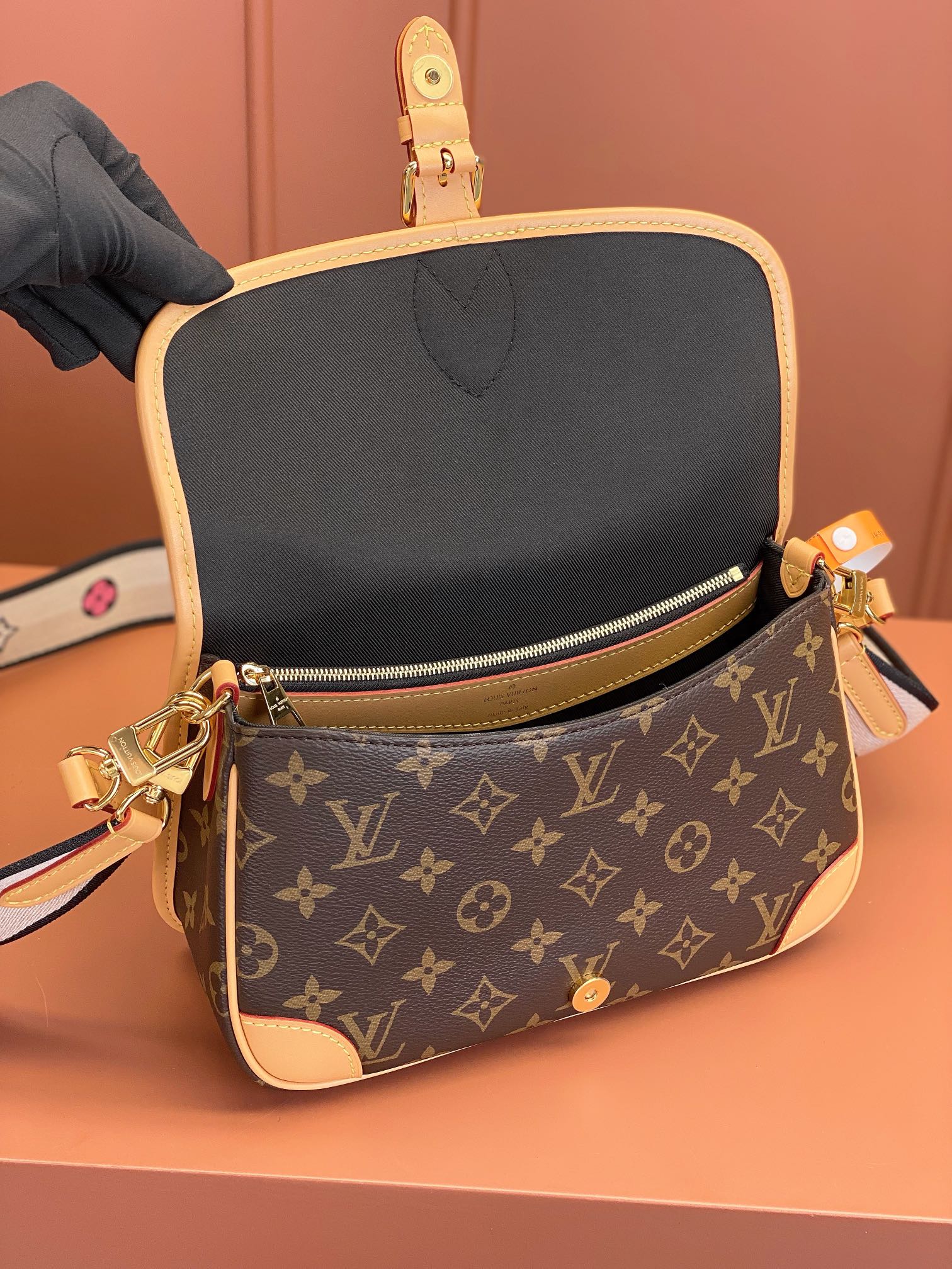 Louis Vuitton DlANE Handbag M45985
