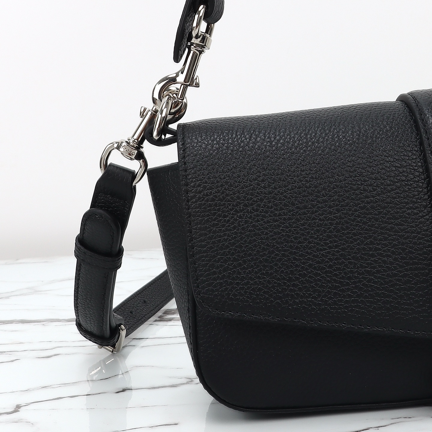 Gucci small crossbody bag with hook closure‎ 821623 AAESU 1069