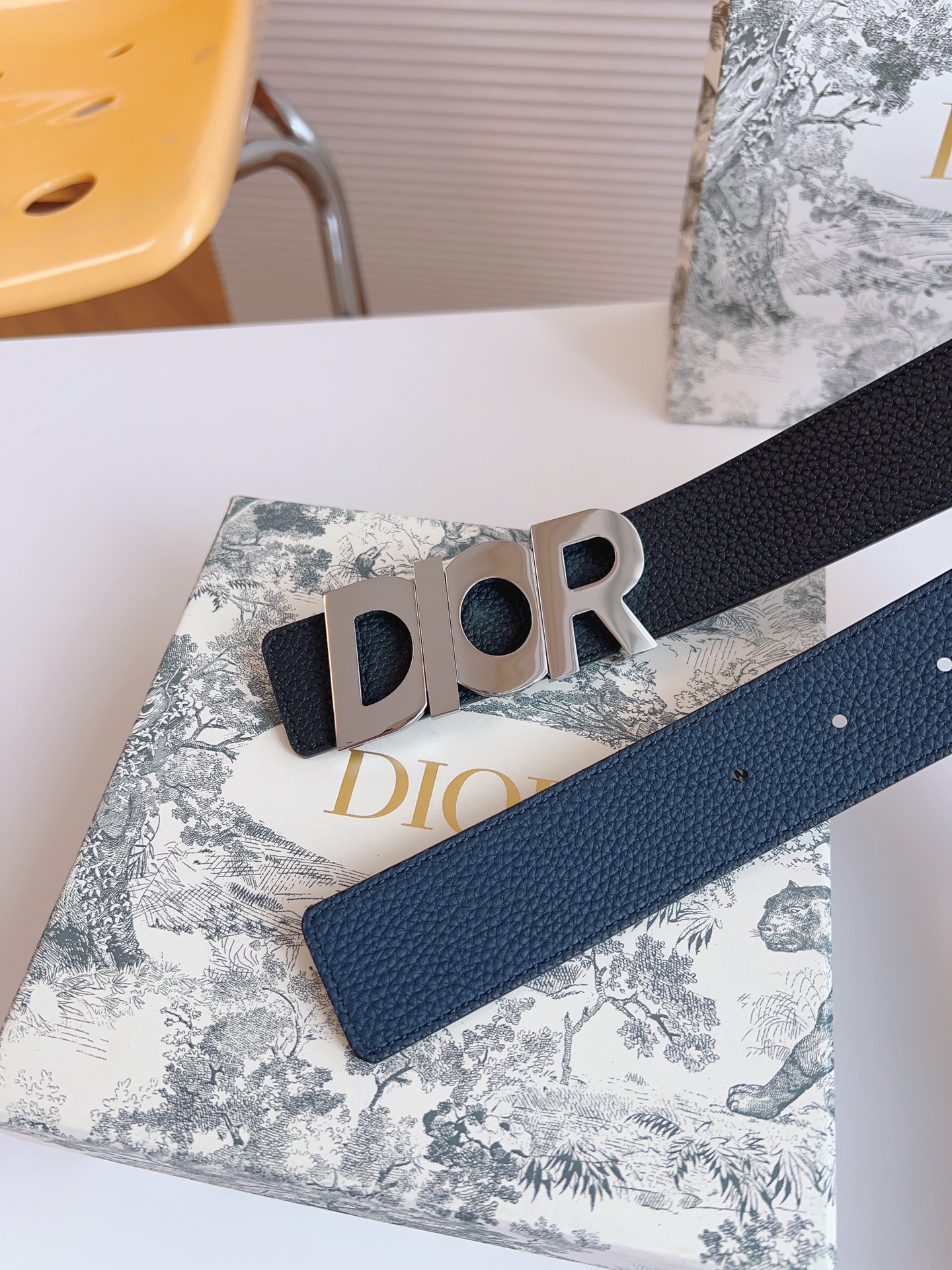 Dior double-sided leather belt with letter buckle, 3.5CM wide