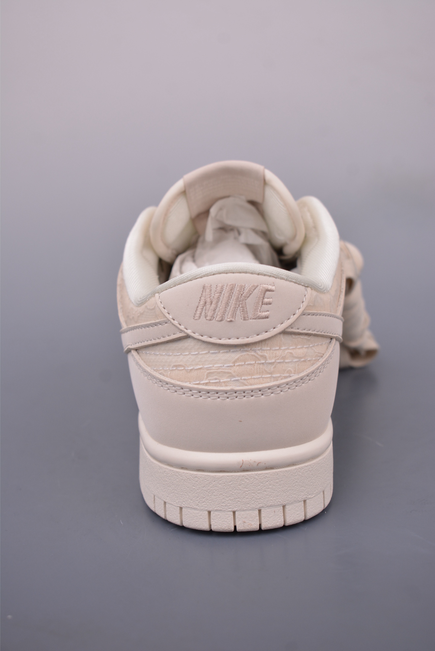 NIKE SB Dunk Low sneakers White and Pink HJ5870-100