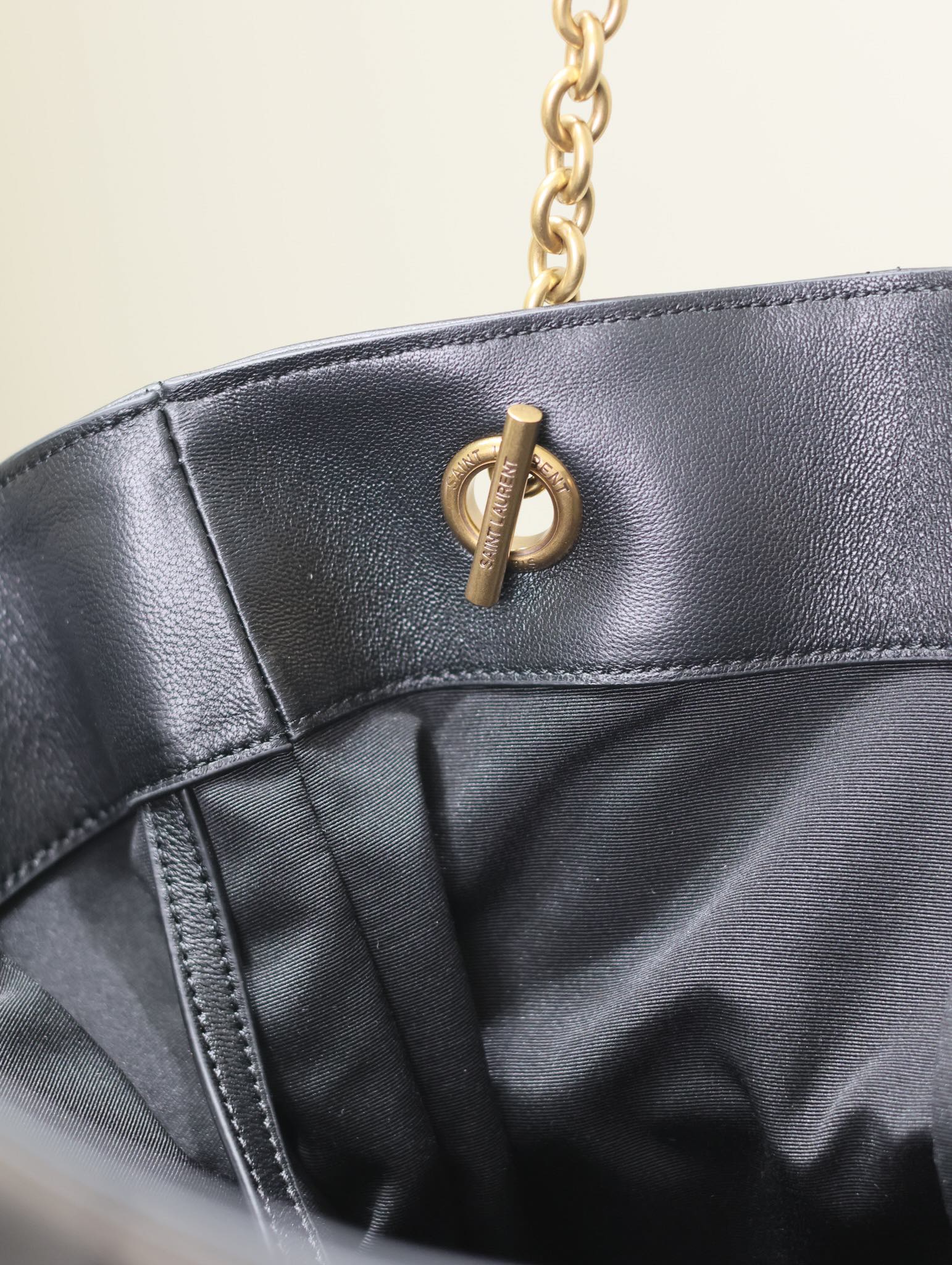 Yves Saint Laurent Jamie 4.3 Large CHON Bucket Bag 809824