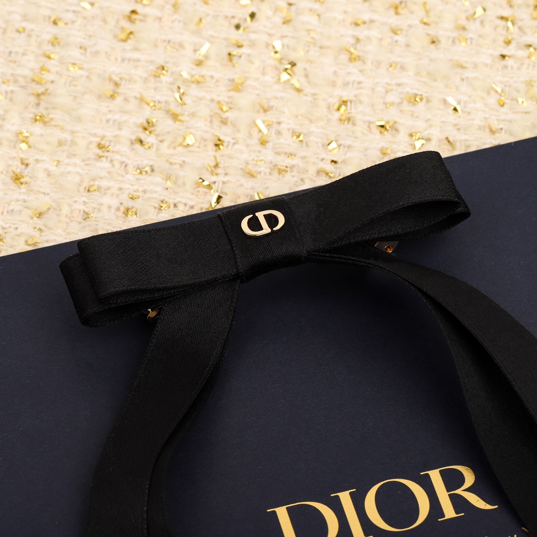 Dior Bow CD Letter Hairpin