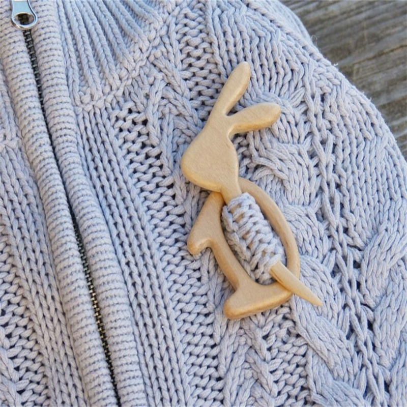 Brooch pin with wooden animal pattern (sweater clip)