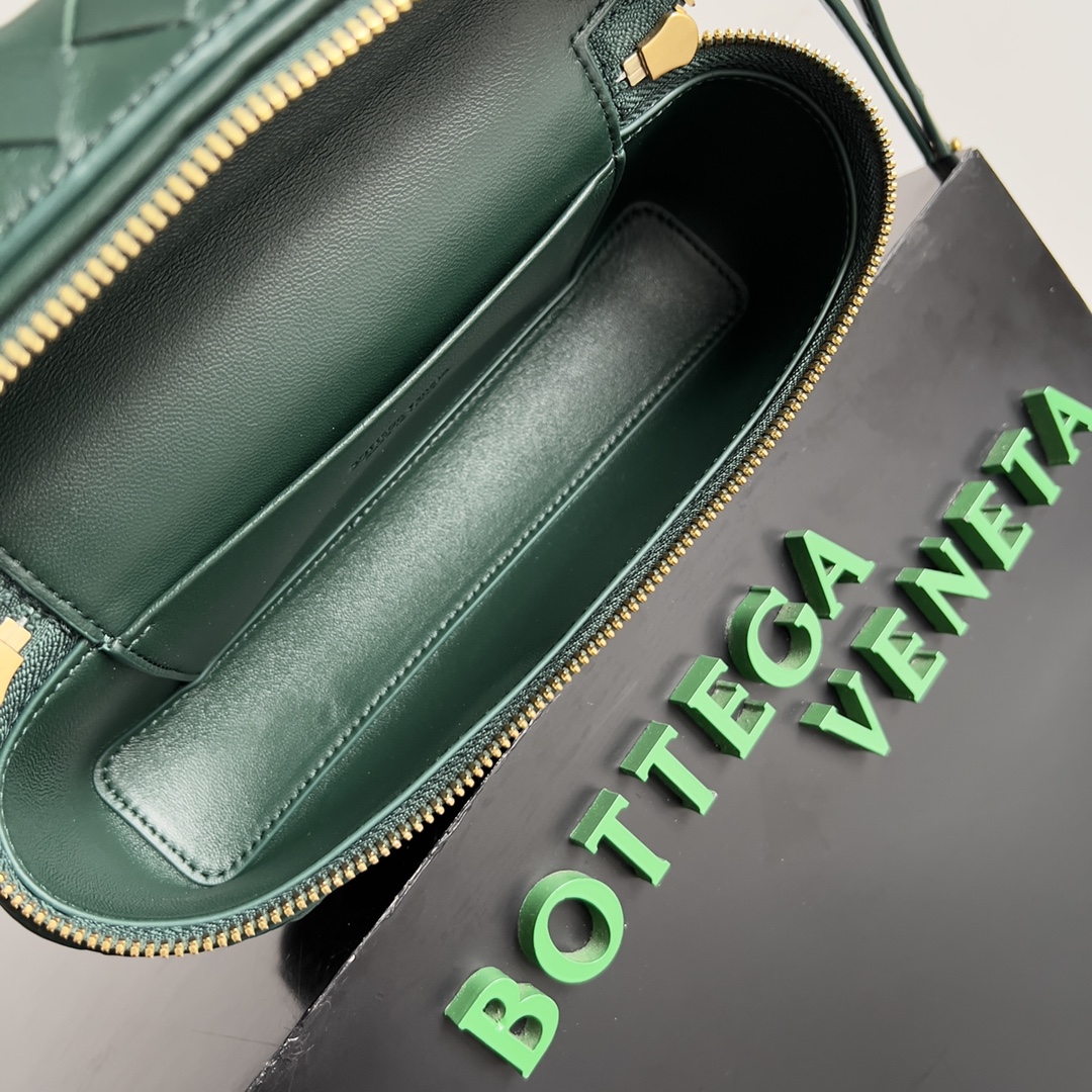 Bottega Veneta 2024 Woven Zippered Baguette Bag 789109
