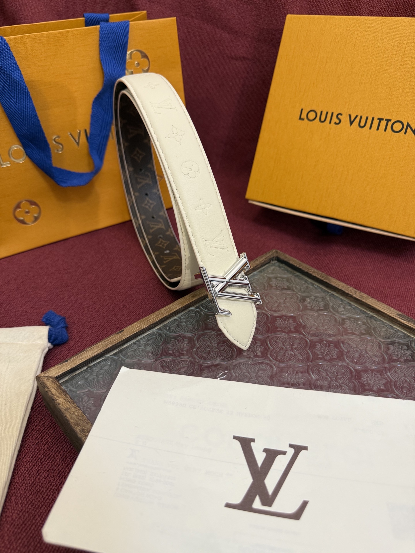 Louis Vuitton embossed double-faced cowhide belt, 3cm wide