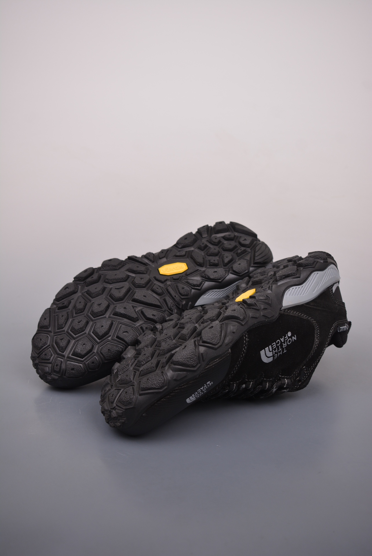 The North Face Cedar Mesa Low Hiking Shoes Black Silver Gray AACNW6T7 869B