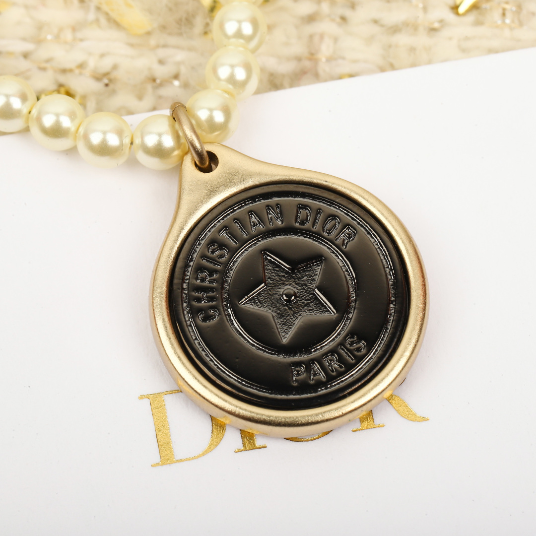 Dior five-pointed star pearl choker necklace