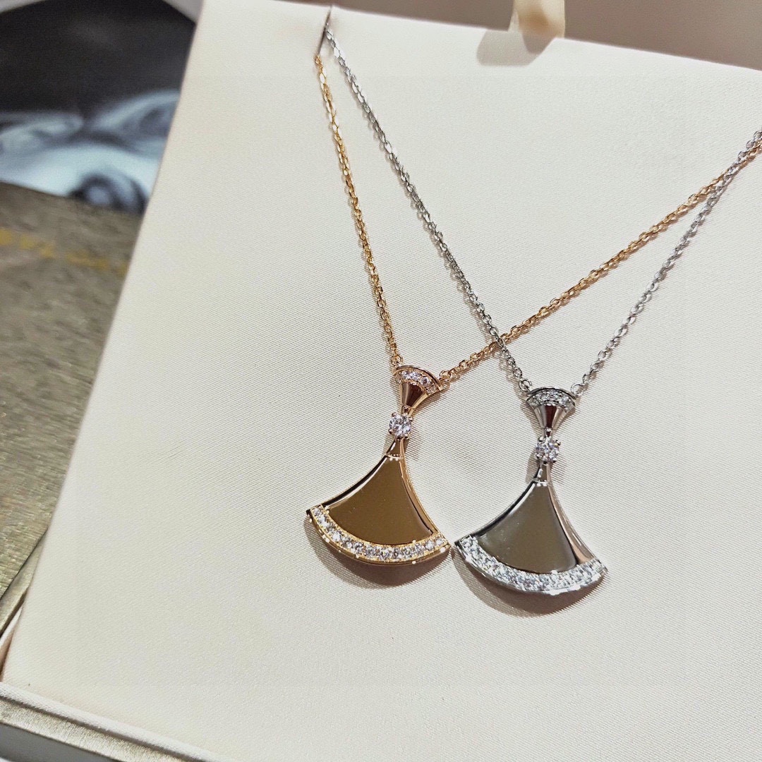 Bulgari glossy fan necklace