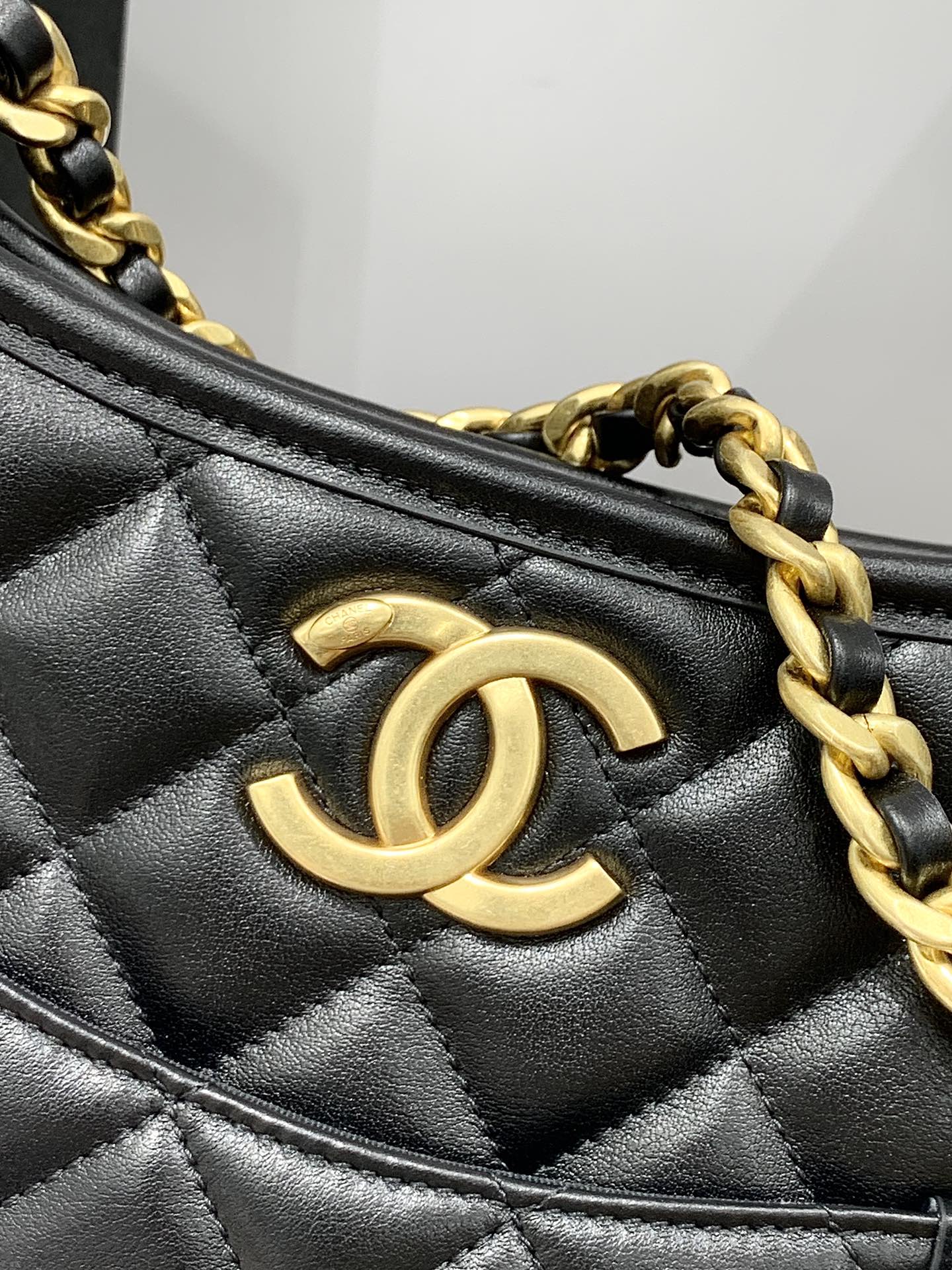 Chanel 24s 𝗁𝗈𝖻𝗈 crossbody hippie bag 99353