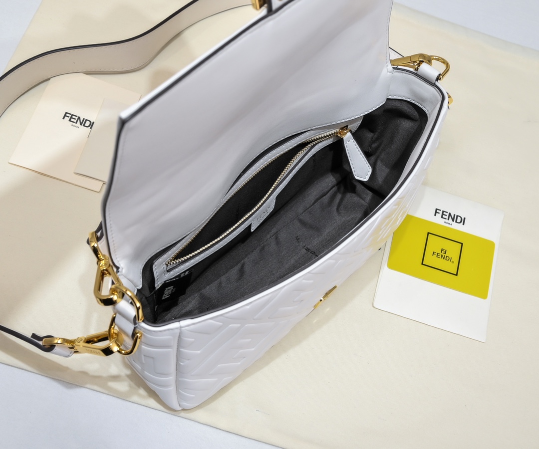 FENDI BAGUETTE handbag 6608