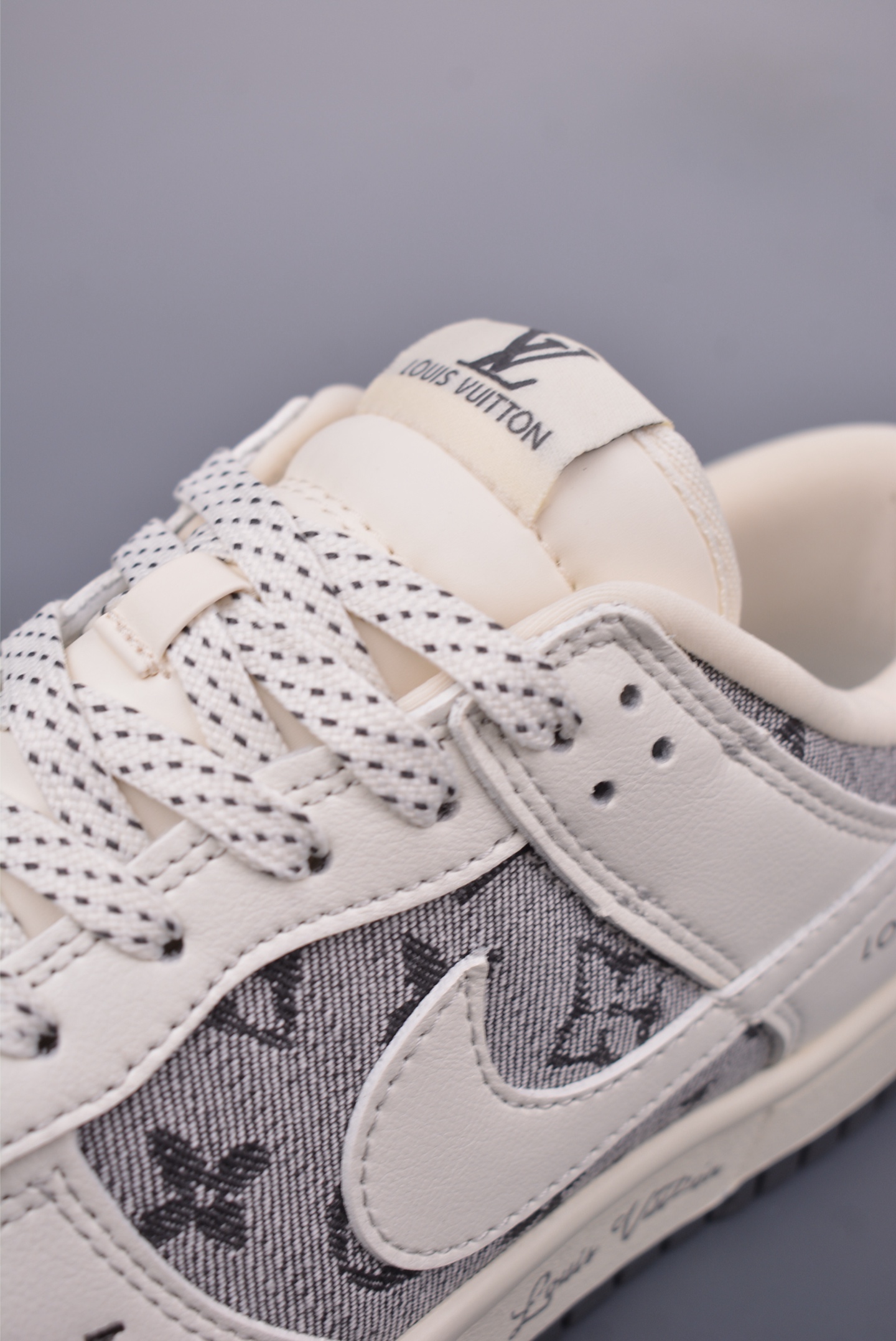Louis Vuitton x Nike SB Dunk Low sneakers White and Gray LV Print CH8311-112