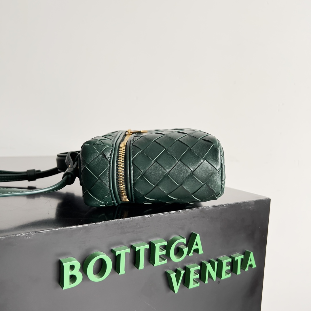 Bottega Veneta 2024 Woven Zippered Baguette Bag 789109