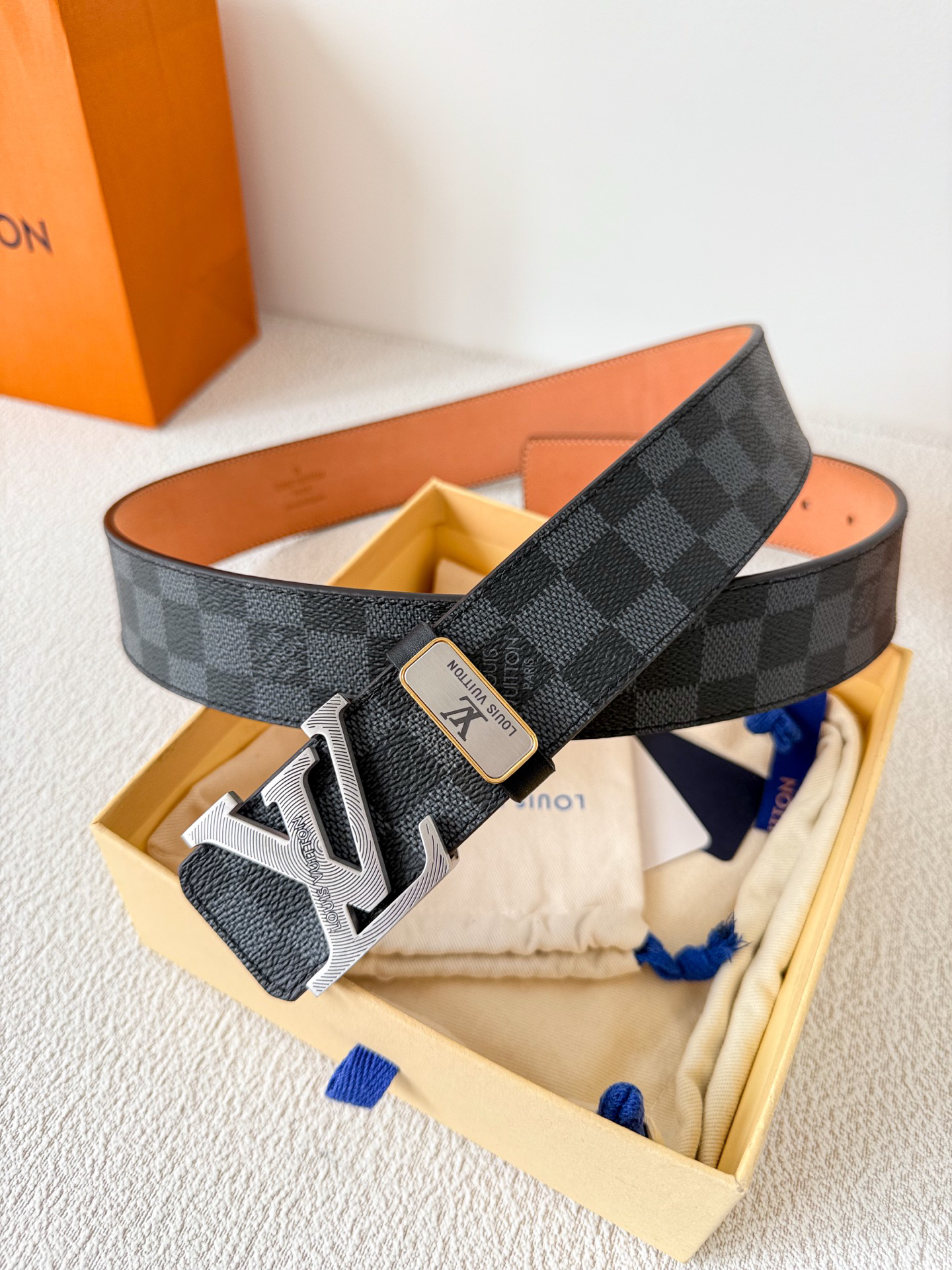 Louis Vuitton carved buckle belt with monogram, 3.8cm width