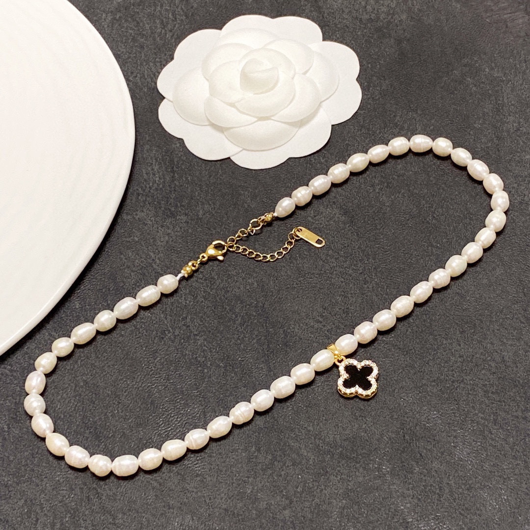 Chanel natural freshwater pearl four-leaf clover necklace