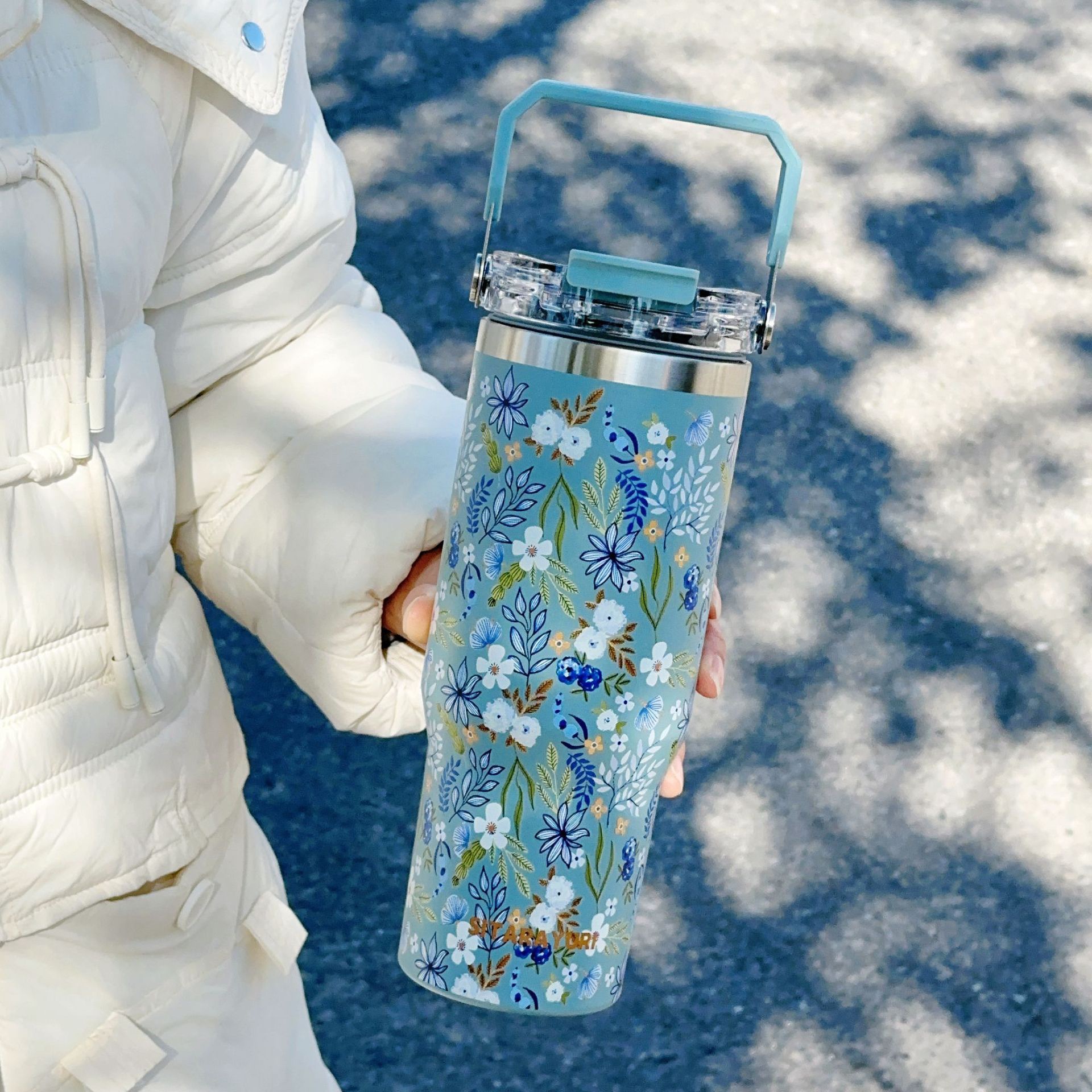 This portable thermos features a 3D floral design, making it suitable for car use and keeping drinks ice-cold. Its hard handle makes it portable and ideal for outdoor travel.