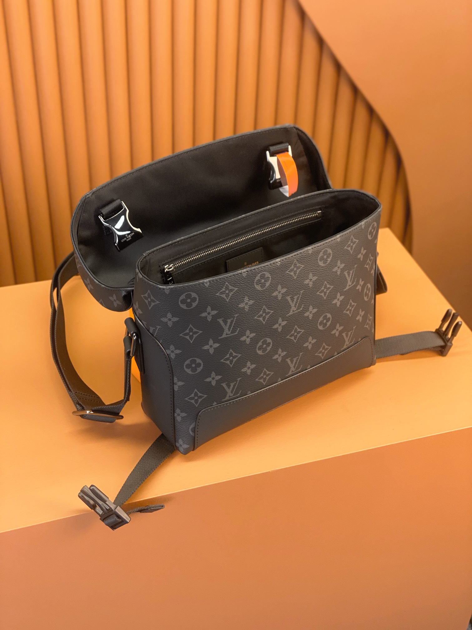 Louis Vuitton VOYAGER Small Messenger Bag M40511