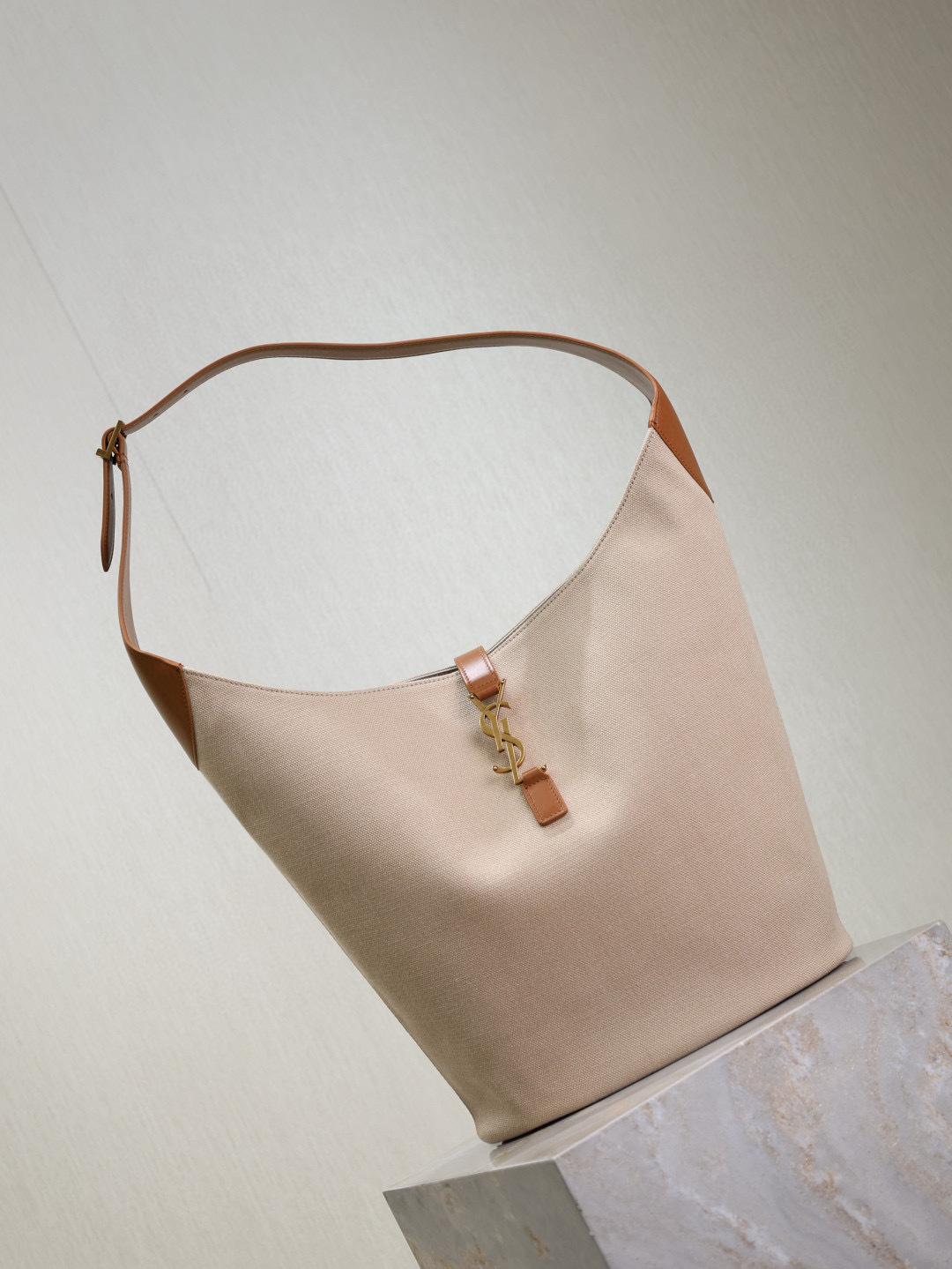 Yves Saint Laurent LE 5À7 Large Bucket Underarm Bag 753823